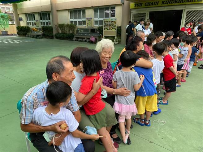 朝阳科大首创「幼老共园」的社会创新模式，运用幼儿园少子化所产生的閒置空间，为高龄社会的托老需求创造全新场域，增进世代学习交流。（朝阳科大提供／张妍溱台中传真）