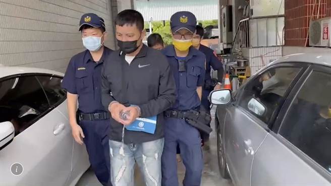 台中38歲黃姓男子（中）不滿女友與其他男子約會，12日凌晨在屏東東港大鵬灣將李姓情敵活活打死。（警方提供／謝佳潾屏東傳真）