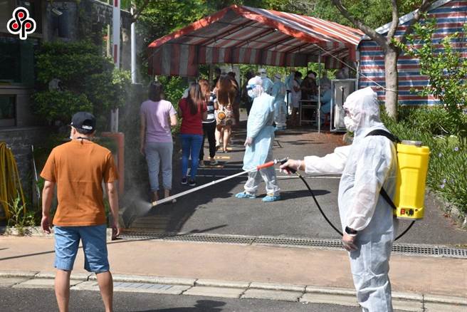 去年5月我国接连爆发多起移工新冠肺炎群聚案，部分县市一度要求全县移工不得外出。（报系资料照）