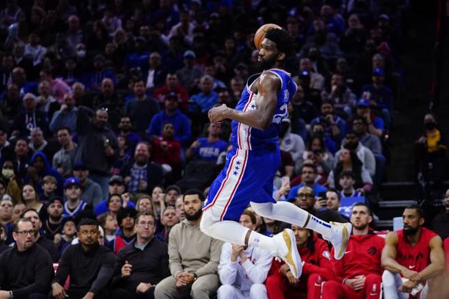 費城七六人中鋒恩比德飛身救球。（美聯社資料照）