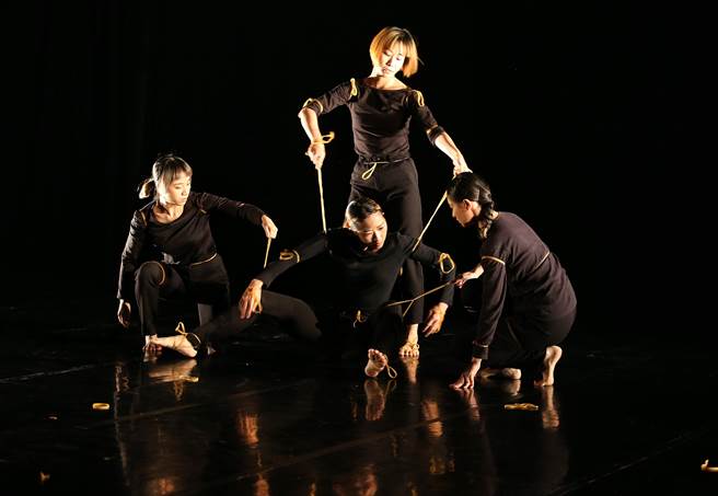 舞蹈空间将推出编舞家黄于芬新作《谈弹》，舞者挑战橡皮筋，不可预测的变化，在拉扯间呈现现实生活上的衝突。(王英豪摄)