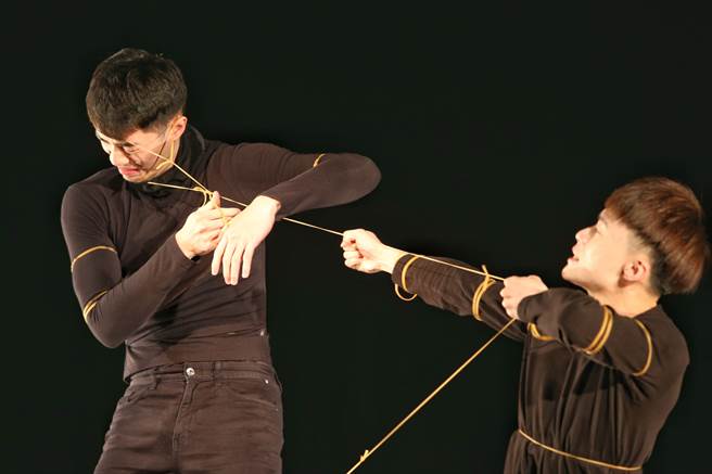舞蹈空间将推出编舞家黄于芬新作《谈弹》，舞者挑战橡皮筋，不可预测的变化，在拉扯间呈现现实生活上的衝突。(王英豪摄)