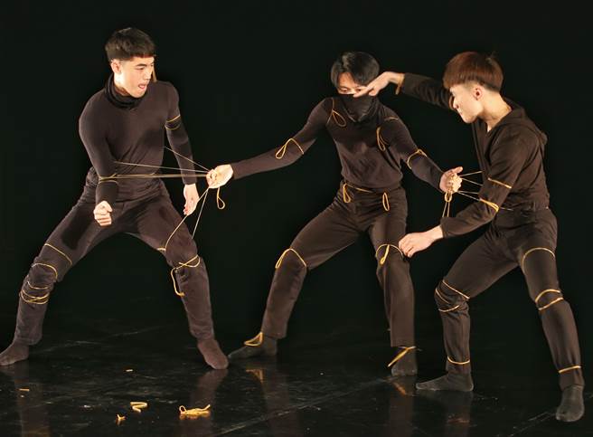 舞蹈空间将推出编舞家黄于芬新作《谈弹》，舞者挑战橡皮筋，不可预测的变化，在拉扯间呈现现实生活上的衝突。(王英豪摄)