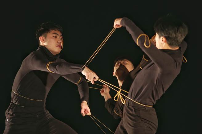 舞蹈空间将推出编舞家黄于芬新作《谈弹》，舞者挑战橡皮筋，不可预测的变化，在拉扯间呈现现实生活上的衝突。(王英豪摄)