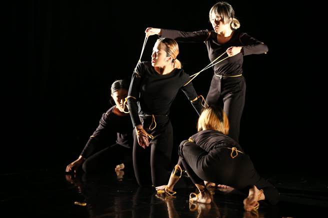 舞蹈空间将推出编舞家黄于芬新作《谈弹》，舞者挑战橡皮筋，不可预测的变化，在拉扯间呈现现实生活上的衝突。(王英豪摄)