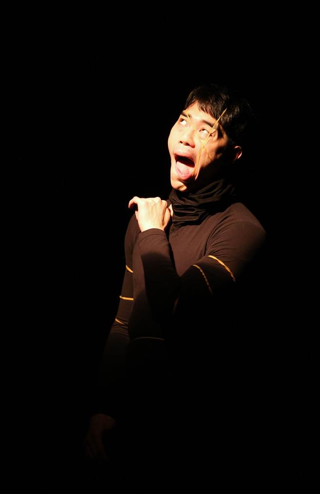 舞蹈空间将推出编舞家黄于芬新作《谈弹》，舞者挑战橡皮筋，不可预测的变化，在拉扯间呈现现实生活上的衝突。(王英豪摄)