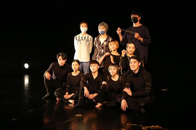 舞蹈空间将推出编舞家黄于芬（后排左一）新作《谈弹》舞者挑战橡皮筋，不可预测的变化，在拉扯间呈现现实生活上的衝突。(王英豪摄)