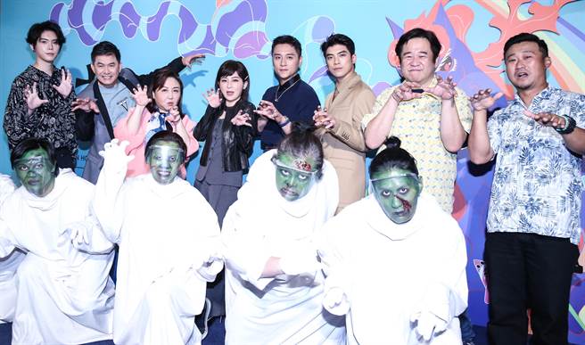 杨宇腾（上排左起）、洪都拉斯、郑怡、王彩桦、郑人硕、林哲熹、瞿友寧、游智炜出席首映。（陈俊吉摄）