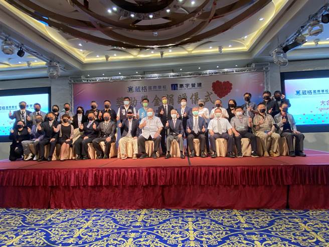 惠宇营建机构提供弱势、清寒学生翻转未来的机会，13日捐赠台中市私立葳格国际学校1000万元助学金，市府副市长陈子敬与各级民代也出席见证。（卢金足摄）