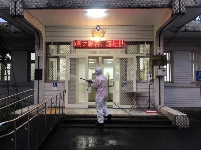 宜兰县福山派出所清消中。（宜兰县警察局三星分局提供／吴佩蓉宜兰传真）