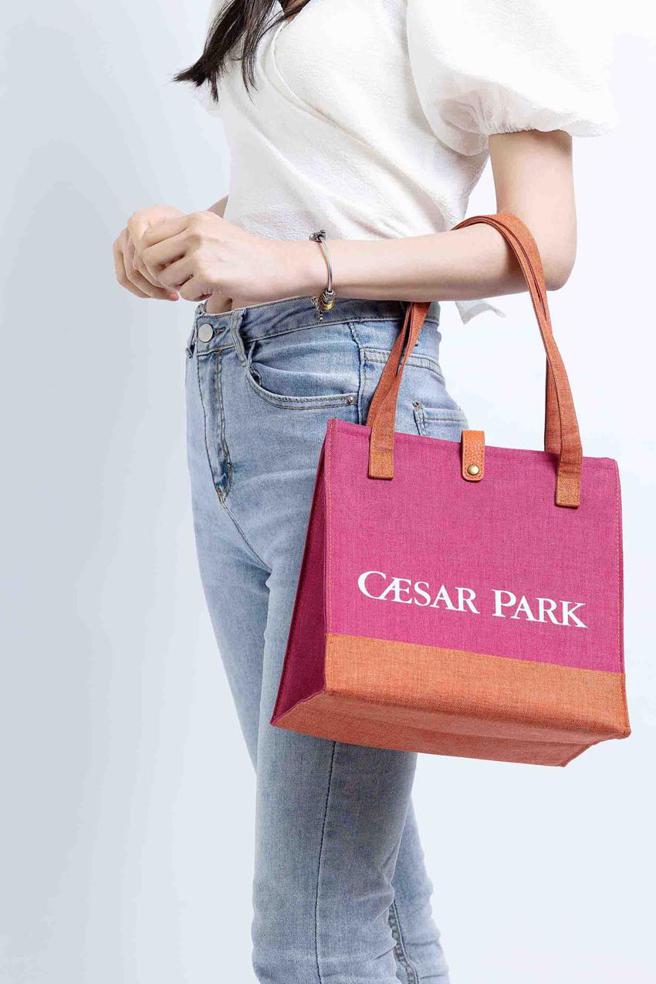 凱撒飯店連鎖今年推出的粽禮，以精品等級的保冷托特包盛裝，時尚又實用的吸睛設計，限量推出只送不賣。圖／凱撒飯店連鎖