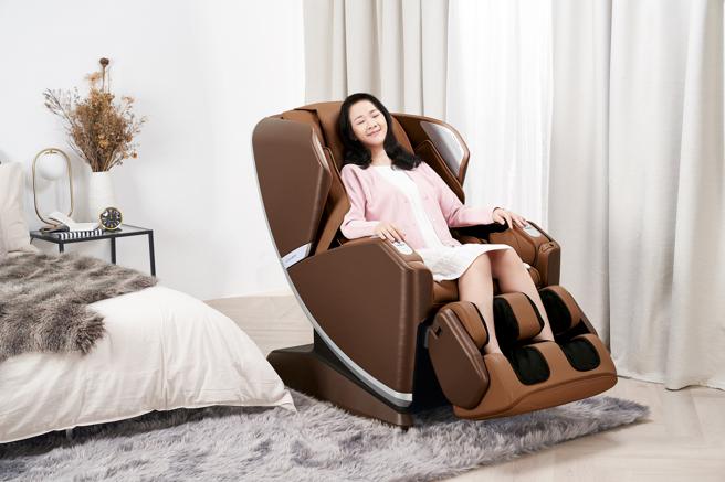 全新「OSIM减压养身椅」拥有业界唯一压力监测科技，藉由医学大数据分析演算出「压力指数」，再提供客制化的「减压按摩」和「放松音乐」，对症下药的深入减压按摩。（OSIM提供）