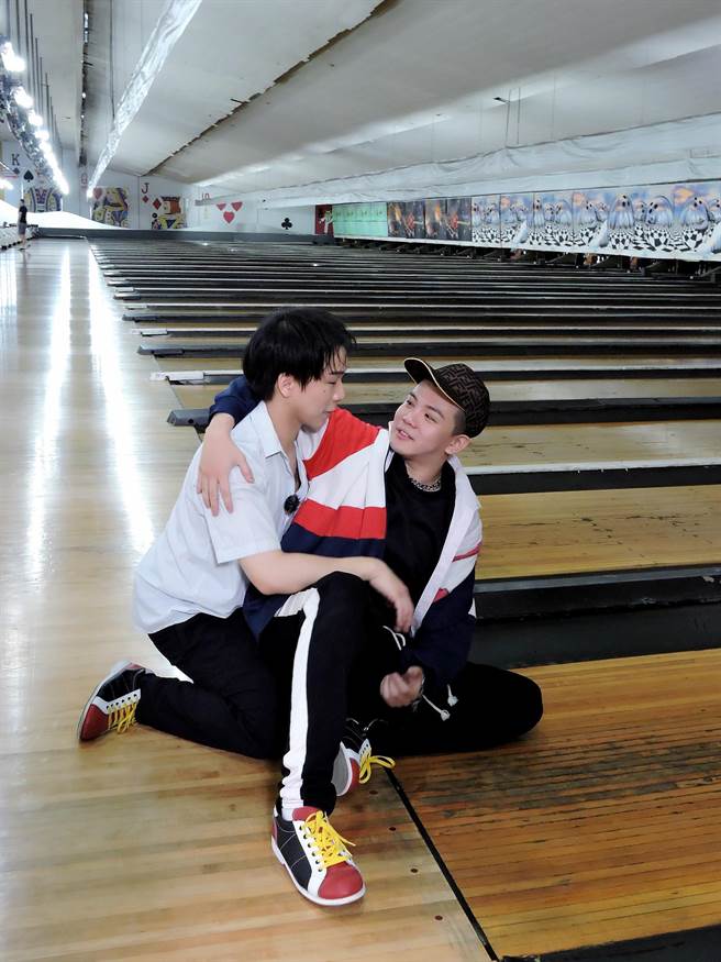 派翠克（左）跟孫生在節目中各種曖昧互動。（東森提供）