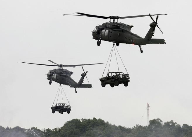 黑鷹直升機於2018年在桃園演習時，吊掛軍用車輛。（美聯社資料照片）