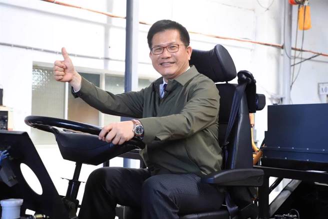 前交通部长林佳龙(见图)遭爆在LINE群分享一篇「万人隔离，陈时中却在跑选举」文章。(图／林佳龙脸书)