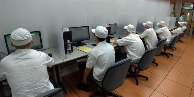 法务部矫正署台南第二监狱9名收容人 到劳动部劳动力发展署云嘉南分署参加烘焙术科及笔试检定。(南二监提供／刘秀芬台南传真)
