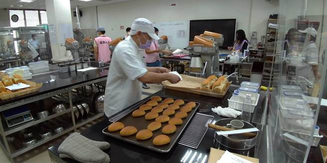 法务部矫正署台南第二监狱9名收容人 到劳动部劳动力发展署云嘉南分署参加烘焙术科及笔试检定。(南二监提供／刘秀芬台南传真)