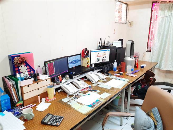 刑事局中部犯罪打击中心破获地下签赌站，查扣电脑、帐本等犯罪证据。(林欣仪翻摄)