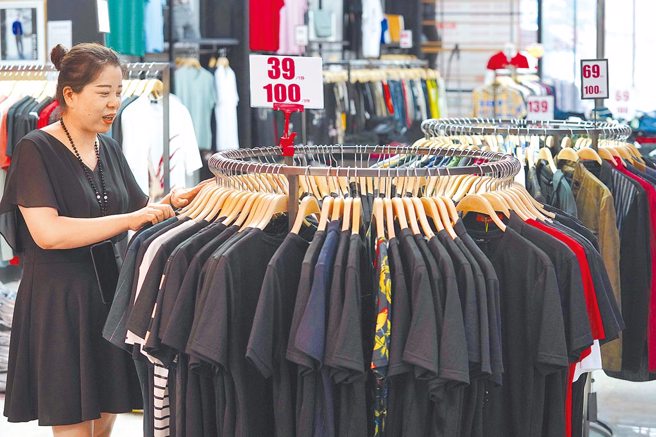 大陆国务院近日发布《关于加快建设全国统一大市场的意见》，提出要加快建立全国统一的市场制度规则。图为河北消费者选购服饰。（中新社）