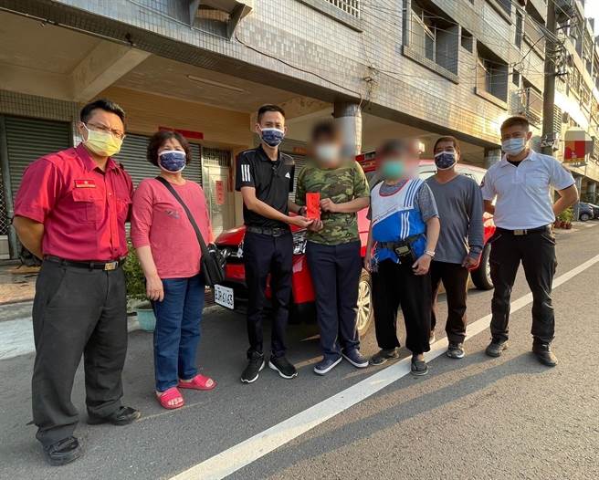 一名孩童于3月26日被撞击导致重伤，茄萣消防分队长林彦廷（左一）、茄萣义消团长陈正宪（左三）捐助慰问金给这个家庭，盼能抛砖引玉。（高雄市消防局提供／林瑞益高雄传真）