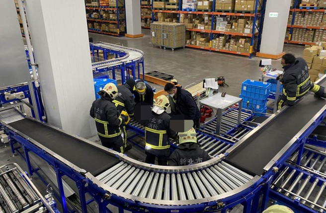 消防人员协助男子脱困送医。（翻摄画面）