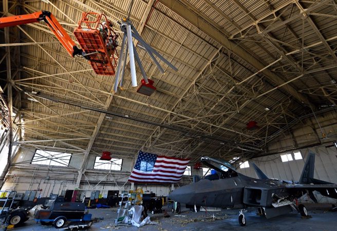 2018年，廷德尔空军基地受飓风重创，许多机库里的F-22也受损。(图/美国空军)