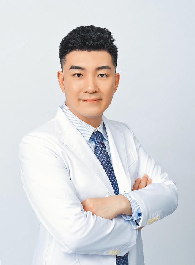 中国医药大学附设医院台北分院骨科主治医师吴行正表示，一旦出现肩颈僵硬、双手麻痛问题，应寻找脊椎外科专业医师，尽早找出病因，方能对症治疗。图／吴行正医师提供