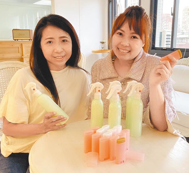 寵膚樂共同創辦人余昀珍（左）和陳宜妘（右）全力開拓萌寵市場，讓毛孩子也能有最自然與優質的保護。圖／亞利行銷提供