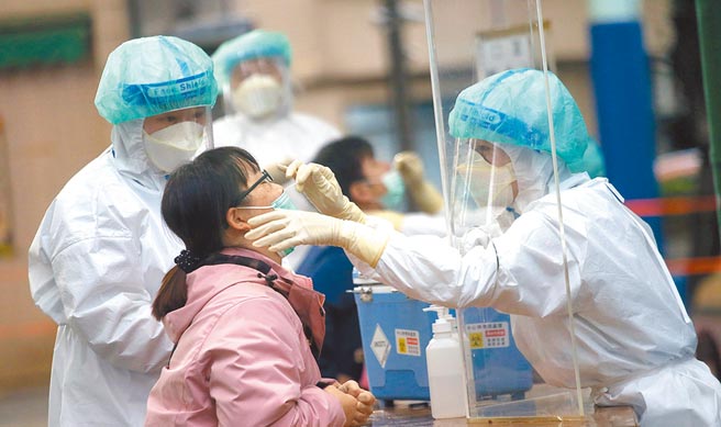 国内快筛试剂价格昂贵，引发国人不满，国民党立委炮声隆隆，强烈质疑陈时中变相纵容、图利中间商剥削，大赚国难财，呼吁监察院与检调应介入调查，是否有怠忽职责、图利不法的行为。图为桃园社区筛检站，供有足迹疑虑的民眾採检。（本报资料照片）