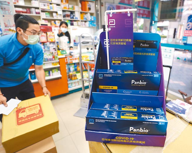 中央流行疫情指挥中心指挥官陈时中12日表示，政府会主动组织安排「快筛国家队」，图为药局的快筛试剂备货的情形。（季志翔摄）