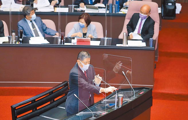 民眾黨立委蔡壁如建議指揮中心應該對於入境旅客全面要求入境前6小時之內PCR陰性證明、防疫保險。圖為立法院傳出立委確診後，12日議場內施政質詢時，每次立委換人質詢的空檔時間，工作人員皆到備詢台上用酒精消毒麥克風。（姚志平攝）