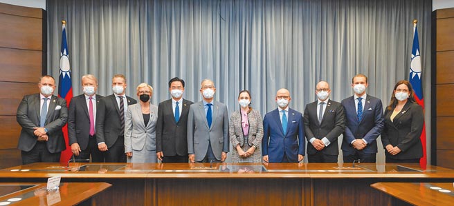 蔡英文总统12日以视讯方式接见「台湾-瑞典国会议员协会暨欧洲议会议员联合访团」。（总统府提供）