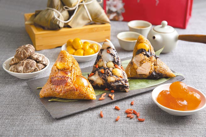 迎接端午商機，飯店業者「粽」頭戲登場，通膨帶動食材成本，頂級粽漲幅可觀。圖為去年因應疫情推出養生的「黑蒜藥燉肋排粽」。（圖／業者提供）