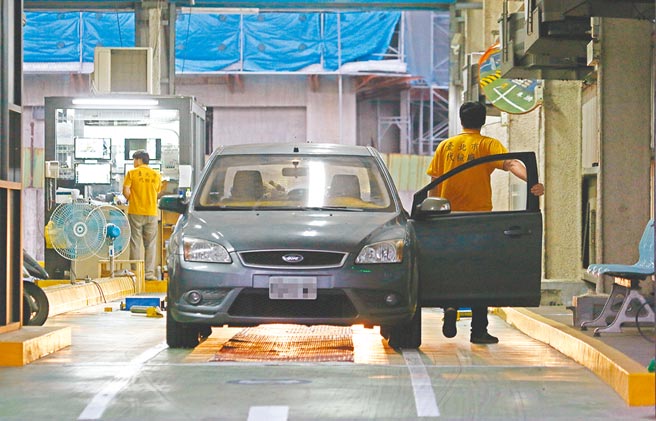 图为台北民间代检厂的作业情况。（本报资料照片）