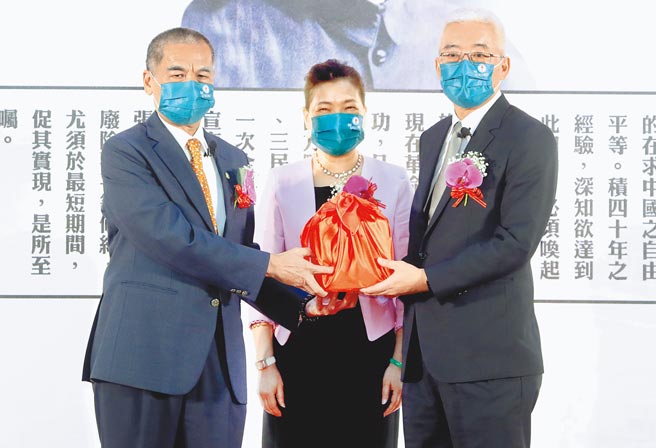 中油12日举行「董事长暨总经理布达典礼」，在经济部长王美花（中）监交下，由新任董事长暨卸任总经理李顺钦（左）将印信交接给新任总经理方振仁（右）。（郑任南摄）