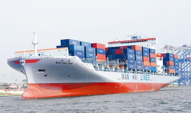 万海航运昨日公告，从去年9月22日起迄今已买进562张台积电，总交易金额超过3.26亿元，平均每股持有成本581.56元。图为万海旗下的货柜船。（万海提供）