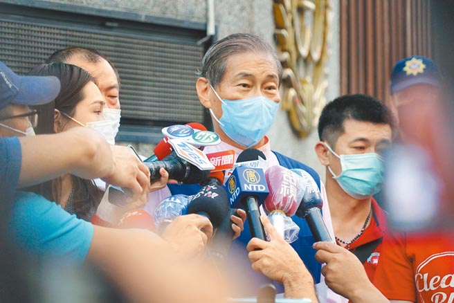 12日下午5点49分张安乐抵达彰化地检署，在门口接受媒体访问时痛批彰化分局长王国峯才是组织犯罪，强调若他们身穿「民进党」背心的话，看他敢不敢拦。（吴建辉摄）