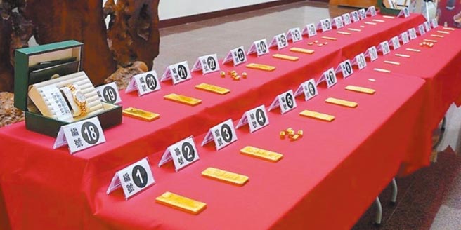 苗栗地檢署囑託法務部行政執行署新竹分署，針對「紅富海」心靈導師吸金案主嫌名下財產拍賣變價，12日第2次拍賣，拍賣黃金、金塊與名錶共34件物品，全數拍賣成功共拍定2974萬5000元。（李京昇攝）