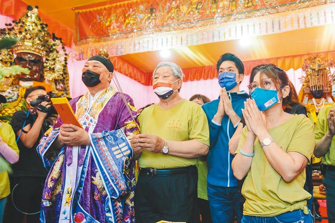 台北市長熱門人選的立委蔣萬安（右二），12日前往台北市萬華區出席「加蚋文化節」保儀大夫祈福遶境前祈福儀式，蔣表示他在萬華很早就開始服務，希望提供在地民眾最好的幫助，了解在地的心聲。（郭吉銓攝）