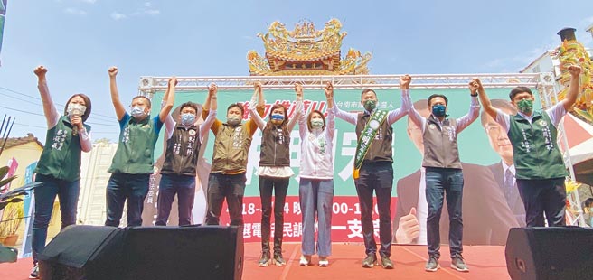 甫通过民进党屏东县长初选的立委周春米（右四）日前到台南，与林俊宪（右二）、林宜瑾（左五）一起为新潮流的新人及现任议员拉抬声势。（本报资料照片）
