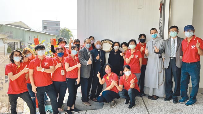 台南市政府纪念已故美籍神父甘惠忠，12日到甘神父在台最后居所挂牌，伯利恒文教基金会员工到场拍照留念。（张毓翎摄）