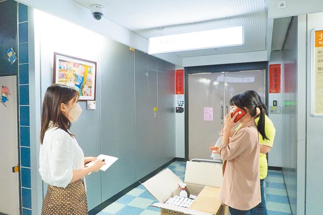 产发局1例确诊，已针对该区域工作人员发放117剂快筛。（台北市政府提供）