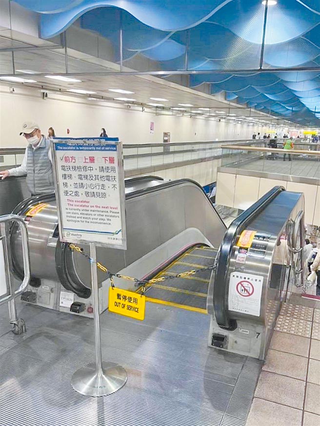 台北捷運新埔站上行電扶梯3月11日無預警下滑，造成28名旅客摔成一團、7人受傷，北捷事後卻僅向維護廠商追討2萬元懲罰性違約金，挨轟罰額太少、根本是象徵性懲罰。（黃婉婷攝）