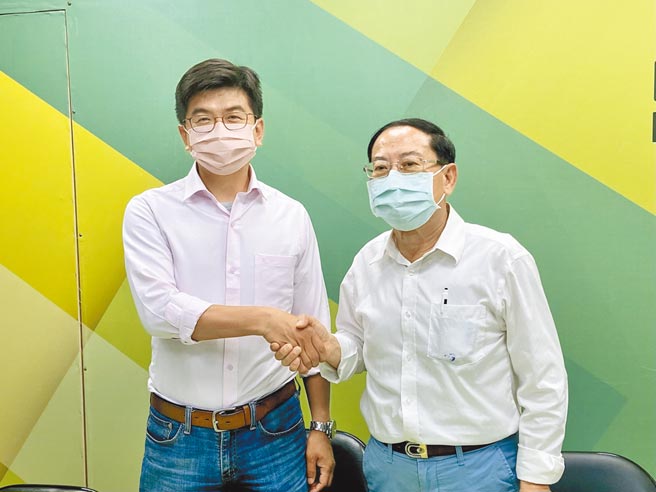 民进党宜兰市长民调结果12日出炉，由前县议员赖瑞鼎（右）代表民进党参选，赖瑞鼎与游国连上午皆出席公布民调现场，游国连表示，往后会继续支持党内的候选人，一起为宜兰努力。（吴佩蓉摄）