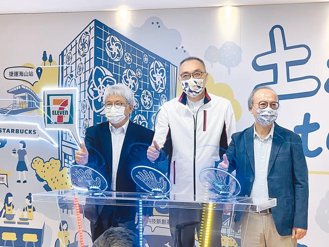 新北市经发局昨举行「土城区明德段商业用地招商案」启动典礼，宣布将打造地下3层、地上7层的复合式大楼，未来将有7-ELEVEN、康是美、星巴克等品牌进驻。（蔡雯如摄）