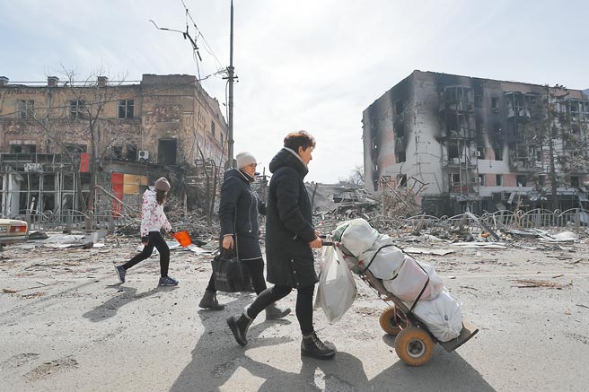 圖為4月10日，馬立波居民在街頭走過。（新華社）