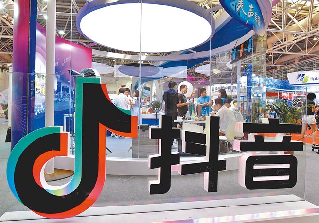 大陆短视讯平台抖音（TikTok）日益受到全球欢迎，今年广告收入或逾110亿美元，超过Twitter与Snapchat总和。图为大陆福建省福州市举行的抖音展会。（中新社）