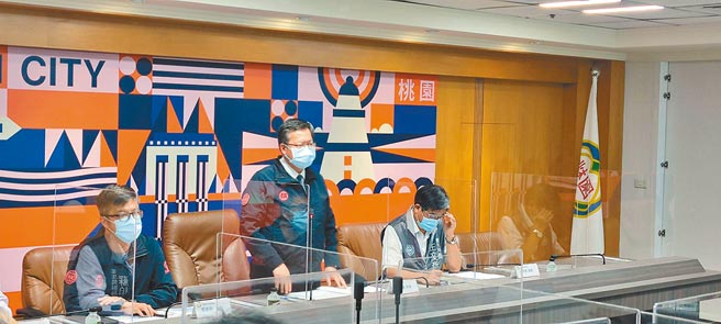 桃园市长郑文灿12日表示，为学子安全，将进行校园类普筛，找出确诊黑数。（赖佑维摄）