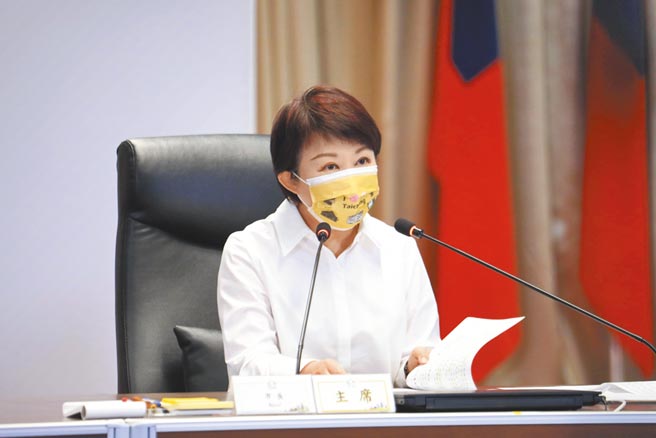 台中市长卢秀燕主持市政会议时，宣布周末将加开47处快打站，为全市30岁以上市民，分流造册施打第三剂莫德纳疫苗，符合资格者将会收到接种通知单，欢迎市民朋友按照指定的时间、地点，踊跃前往施打。（谢琼云摄）