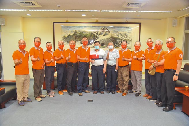 南投縣藝術家攝影協會，12日到縣府拜會副縣長陳正昇（中）。（南投縣政府提供／廖志晃南投傳真）